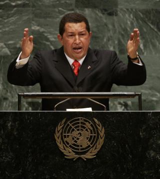 MANGLER DJEVELEN: I september 2006 kalte Chavez Bush for en djevel under FNs generalforsamling. N� har ikke den populistiske presidenten en like klar fiende som han kan g� til angrep p�. Foto: AFP/Timothy A. CLARY