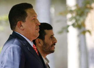 TVILSOMME VENNER: Populisten Chavez omgir seg med litt av et entourage. I november 2007 dro han p� bes�k til Iran og Mahmoud Ahmadinejad. USA-hatet forener dem. Foto: AFP/BEHROUZ MEHRI