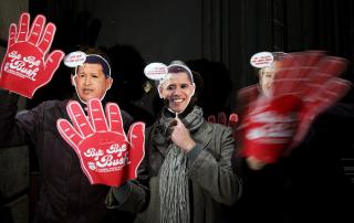 IKKE PERLEVENNER: Chavez har uttalt seg positivt om Obama, mens Obama under valgkampen kom med krasse angrep p� Chavez. Bildet er fra en demonstrasjon i Spania 19. januar i �r. Folk feiret farvel til Bush. Foto: AP/Daniel Ochoa de Olza
