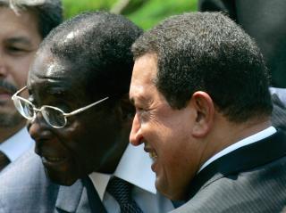P� TUR MED MUGABE: Zimbabwes president Robert Mugabe er ogs� venn av Hugo Chavez. Her er de sammen p� et m�te i Havana i 2006. Foto: REUTERS/Gary Hershorn