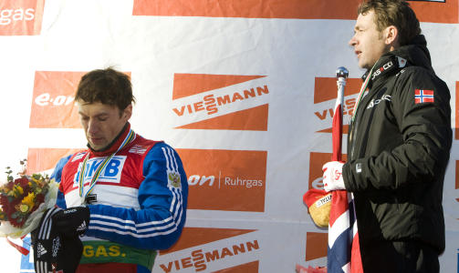 VM-KONGEN: Ole Einar Bj�rndalen (t.h.) har med sine tre gull i Pyeongchang lagt legendariske Ingemar Stenmark bak seg p� listen over skil�pere med flest verdenscupseire. Tirsdag fikk han ogs� gullmedalje for s�ndagens jaktstart p� seierspallen sammen med Maksim Tsjoudov og Alexander Os.Foto: Heiko Junge / SCANPIX