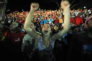 JUBEL BLANT CHAVEZ' SUPPORTERE: Folk feiret foran presidentpalasset s�ndag kveld. Foto: AFP/Juan BARRETO