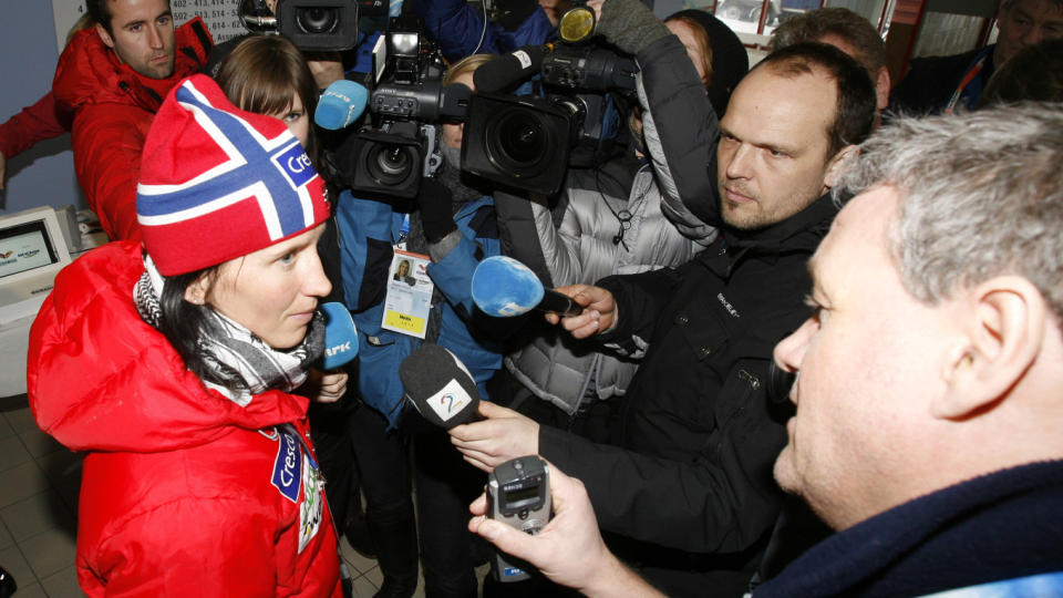 USIKKER: Marit Bj�rgen ankom VM-byen Liberec i ettermiddag og ble mottatt av tre kuldegrader, sn� og hele den norske pressen. Det norske VM-h�pet f�ler seg frisk etter mageproblemene, men vil teste seg p� ski f�r hun bestemmer seg for om hun skal g� torsdagens 10 kilometer. Foto: Tormod Brenna/Dagbladet