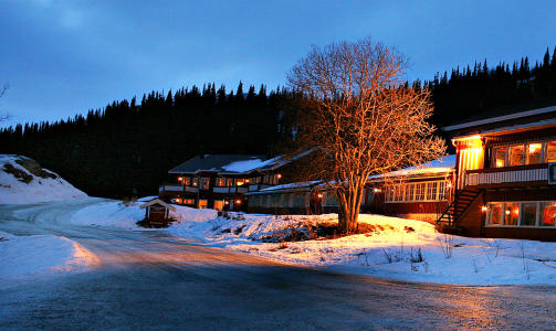 BL�TIMEN: I skumringen lyser Gr�nolen Fjellgard varmt i den kalde vinterkvelden.