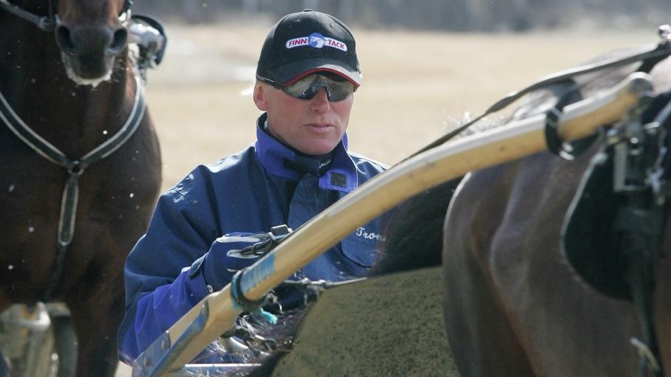 IS ER BRA. Suksesstrener Trond Buller'n Anderssen har f�tt enda mer suksess etter at han laget treningsbane p� er tjern. Foto: HESTEGUIDEN.COM.