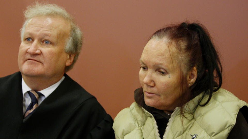 I RETTEN: Forsvarer Tor Kj�rvik og drapstiltalte Berit Thorstensen i Gj�vik tingrett. Gj�vik tingrett er for anledningen flyttet til S�r-Gudbrandsdal tingretts lokaler p� Lillehammer.
Foto: Erlend Aas / SCANPIX