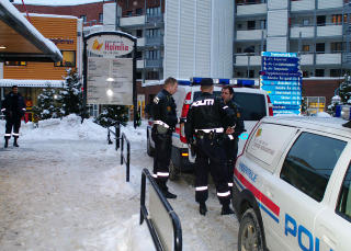 STOR POLITIAKSJON: Politiet fryktet at personer med skytev�pen kunne v�re involvert i hendelsen. Foto: DANIEL LAABAK