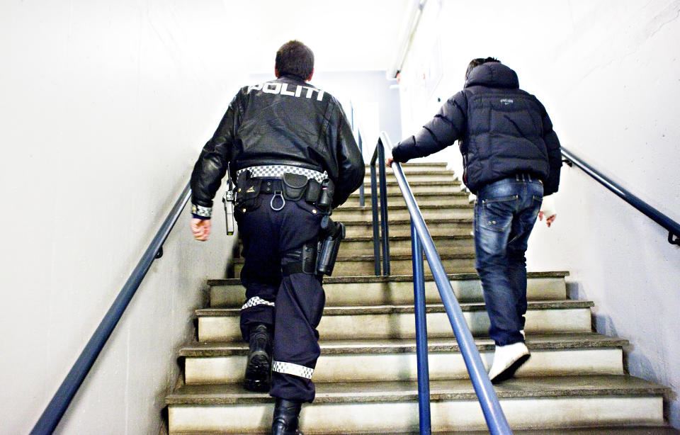 SKADD I H�NDA: Her er den skadde mannen inne i idrettssenteret der overfallet skal ha skjedd, etter at han fikk bandasje p� h�yre arm av ambulansepersonell. Foto: NINA HANSEN