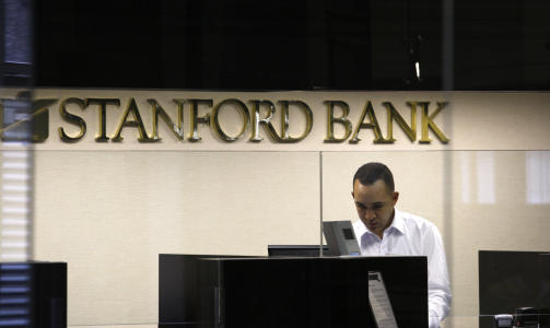 VERDENSOMSPENNENDE:  Her er en av de ansatte i Stanford Bank i Caracas fotografert. Produktene Stanford n� siktes for, skal v�re solgt verden over. Foto:   REUTERS/Jorge Silva