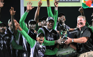CRICKET-ELSKER:  Texas-milliard�ren sto bak Stanford Super Series Twenty20 i fjor hvor hans h�ndplukkede lag slo England. Her feirer de seieren. Foto:  AFP PHOTO/Jewel SAMAD