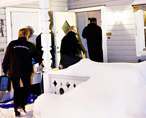 ETTERFORSKES: Krimtekniker gikk seint i kveld inn i boligen som var �stedet for ranet.  Foto: NINA HANSEN