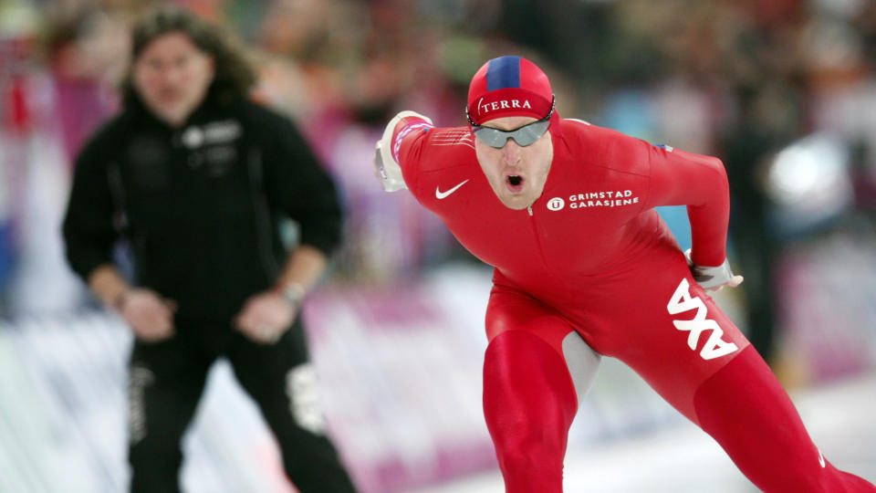 SATSER VIDERE: Peter Mueller, her sammen med �ystein Gr�dum p� isen, fullf�rer likevel kontrakten han har med Norge.
Foto: Bj�rn Sigurds�n / SCANPIX