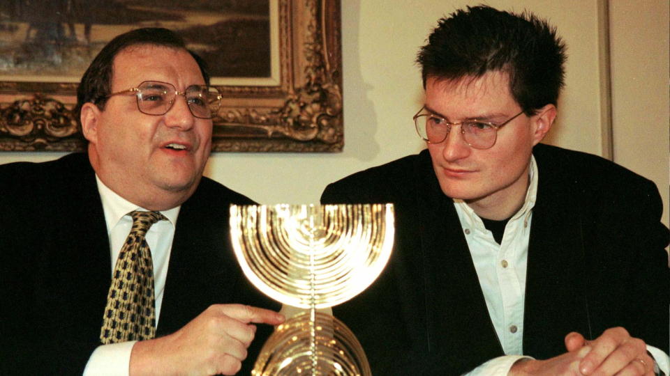 BEKYMRET: Abraham Foxman (til venstre), her fotografert sammen med Christoph Meili, er bekymret for den �kende antisemittismen. Foto: Andy Mueller/REUTERS/Scanpix