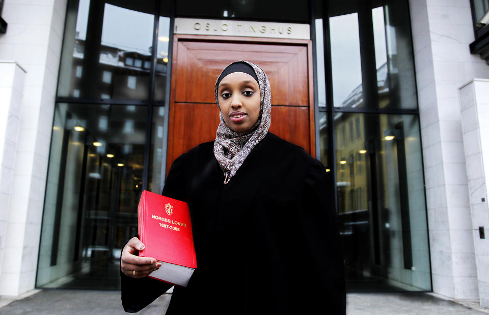 USIKKER: Jusstudent Ilham Hassan (23) er jusstudent og hijabb�rer. Hun frykter dr�mmene kan bli knust. Foto: Jacques Hvistendahl
