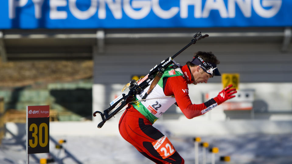 TIDENES BESTE SKISKYTTER: Men selv Ole Einar Bj�rndalen faller gjennom p� enkelte omr�der - for eksempel n�r det gjelder � sjekke damer, mekke bil eller t�rke st�v. 
Foto: Heiko Junge / SCANPIX