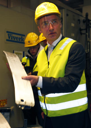 FINT BES�K: Statsminister Jens Stoltenberg bes�kte Raufossbedriften Hydro Aluminium Structures som produserer st�tfangere til bilindustrien. Bedriften rammes trolig ikke av en Saab-konkurs.
Foto: Morten Holm / SCANPIX