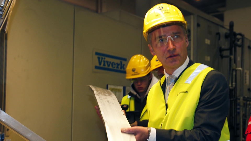 F�R KRITIKK: Ogs� etter denne stortingsperioden kan vi sl� fast at Norge ikke p� noen som helst m�te har etablert en aktiv industripolitikk, sier leder for Norsk Industri, Stein Lier-Hansen til Dagbladet. Her bes�ker statsminister Jens Stoltenberg Raufossbedriften Hydro Aluminium Structures som produserer st�tfangere til bilindustrien.
Foto: Morten Holm / SCANPIX