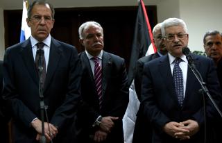 KJEMPER OM MAKTA:  Palestinernes president, Mahmoud Abbas, m�ter her Russlands utenriksminister Sergei Lavrov i sitt hovedkvarter i Ramallah for f� dager siden. Abbas og hans Fatah-parti har ikke kontrollen i Gaza, men �nsker likefullt � v�re de som organiserer hjelpearbeidet der. Foto: Atef Safadi/Scanpix
