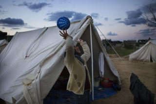 AVHENGIGE AV HJELP: En palestinsk jente leker med en ball i en teltleir i flyktningleiren Beit Lahia i g�r. N�r de palestinske lederne krangler, g�r hjelpearbeidet saktere. Foto: Marco Longari/Afp/Scanpix