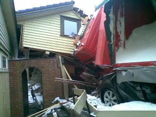 HELL I UHELL: Bilen var n�re p� � treffe boligen med fem personer. Leserfoto: Ronny Hjert�s/2400