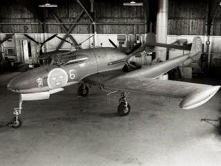 EN TIDLIG SAAB: Saab J 21A. N�r bilene kom i produksjon hos Saab var alle tallene opp til 91 opptatt av flytyper. Saab fikk nummeret 92, og siden har de fleste bilene fra selskapet hatt et 9-tall i seg. Foto: WIKIMEDIA