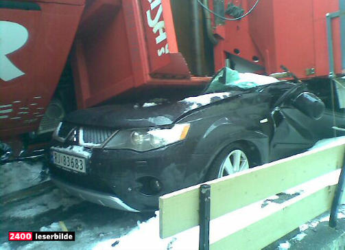 KLEMT: Bilen av merket Mitsubishi er totalvrak. Leserfoto: Ronny Hjert�s/2400