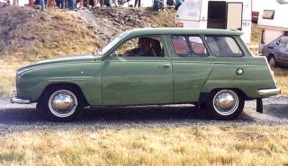 SAAB 95: Feriebilen med plass til sju personer. Om man var to kunne man gj�re den om til bil med to senger om natta. Foto: WIKIMEDIA