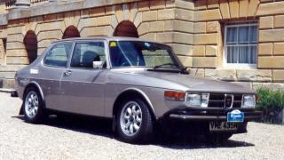 SAAB 99: Dette er en Saab 99 EMS 1974. Saab 99 ble f�rste gang presentert i 1967, og var i 10 �r Saabs fremste modell. Foto: WIKIMEDIA
