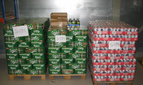 PALLER:I tillegg til tre paller �l ble 19 liter sprit beslaglagt. Foto: TOLLVESENET