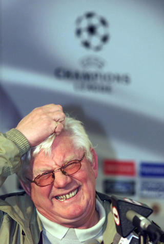 GULLTRENER MED GULLKORN: Nils Arne Eggens pressekonferanser f�r Champions League-kamper var et show. Foto: Gorm Kallestad/Scanpix