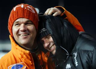 TALER SITT EGET SPR�K: Rallybr�drene Henning (t.v.) og Petter Solberg byr mer enn gjerne p� seg selv - ogs� p� Spydeberg-engelsk. Foto: Erlend Aas/Scanpix