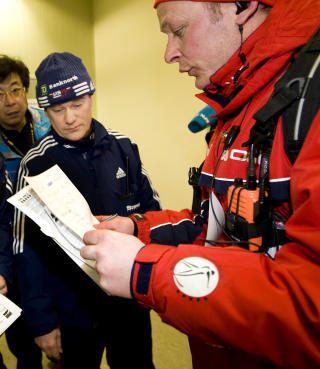 F�TT MED SEG 15 NASJONER: Generalsekret�r i det amerikanske skiskytterforbundet, Max Cobb ( i midten), har f�tt med seg rundt 15 nasjonale skiskytterforbund, inkludert Norge, p� et brev med en anmodning om � nekte systematiske dopingnasjoner retten til � arrangere VM og verdenscuprenn. Her er han sammen med sportssjef Per Arne Botnan, etter s�ndagens kaotiske jaktstart under skiskyter VM i s�rkoreanske Pyeongchang. 
Foto: Heiko Junge / SCANPIX