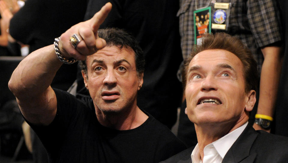 KOMPISER: Sylvester Stallone og Arnold Schwarzenegger ble sist fotografert sammen p� boksekamp i Los Angeles for knappe tre uker siden. N� har Arnold sagt ja til en gjesteoptreden som seg selv i den nye Stallone-filmen. Foto: SCANPIX