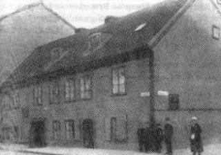 FATTIGSKOLE: Vaterlandsungene ble sendt over Akerselva til nabokommunen Aker for � f� undervisning av fattigl�reren i Lakkegata. Bildet viser Akers fattigskole p� Gr�nland, Lakkegt. 20

Foto: Utdanningsetaten i Oslo