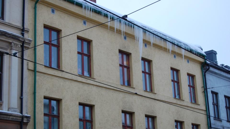 - SKREMMENDE:  Wenche Engh gr�sser p� ryggen ved tanken p� hva som kunne skjedd hvis noen ble truffet av en av en av disse istappene. - De er flere meter lange, forteller hun. Foto: Wenche Engh