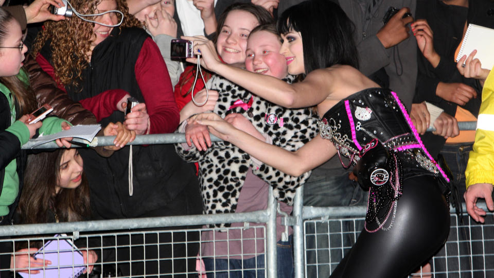 HILSTE P� FANSEN: Disse jentene fikk et minne for livet da de m�tte Katy Perry utenfor Brit Awards-utdelingen onsdag kveld. Foto: STELLA PICTURES