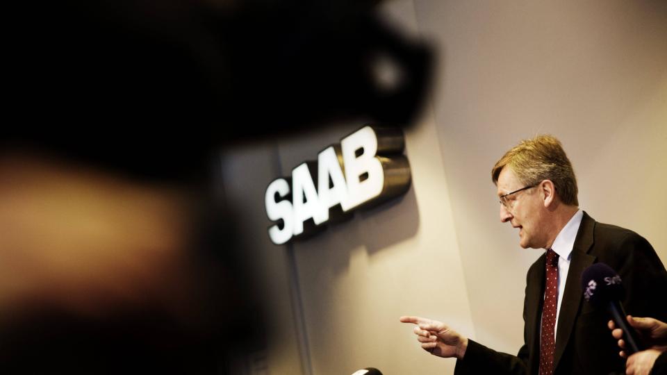 - SKAL S�KE OM KONKURSBESKYTTELSE: Svenske Saab skal s�ke om konkursbeskyttelse torsdag, if�lge STV. Her er Saab-sjef Jan Ake Jonsson p� en pressekonferanse onsdag. Foto:  ERIK ABEL/AP/SCANPIX