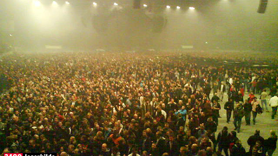 MYE FOLK: Dette bildet viser publikum p� vei ut etter AC/DC-konserten p� Fornebu i dag. Men det var f�rst utenfor konsertarenaen at det ble vanskelig � h�ndtere folkemeldgene. MMS-foto: LARS WISTH KOLLTVEIT
