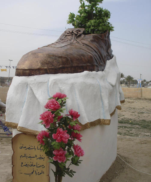 SKOSTATUE: Denne statuen er bygget i Tikrit i Irak til �re for al-Zaidi. Foto: REUTERS/Sabah al-Bazee/Scanpix
