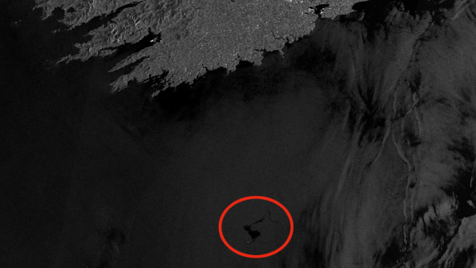 OLJES�L: Utenfor kysten av Old Head of Kinsale i Irland. Foto: ESA/ KSAT.