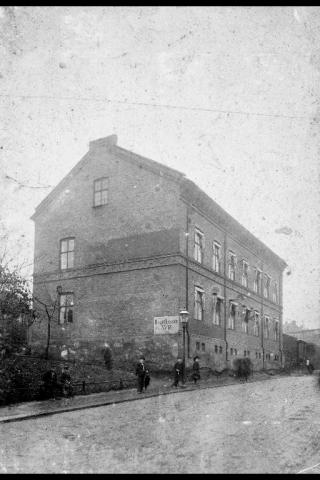 FATTIGHUS: Den gamle allmue- og fattigskolen i Hospitalgata 18 (1806 - 1861). Foto: Oslo byarkiv