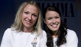 MOR OG DATTER: Heidi Gjermundsen Broch (t.v) spiller Donna, som er mor til Sophie - spilt av Mari Lerberg Fossum i oppsetingen av musikalen Mamma Mia p� Folketeateret i Oslo.
Foto: Bj�rn Sigurds�n / SCANPIX