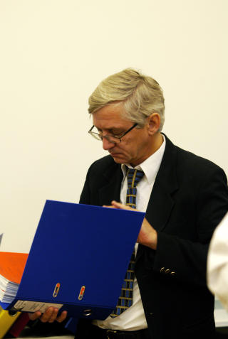 REPRESENTERER FETTERENS FAMILIE: Advokat Arvid Sj�din. Foto: Kjell Inge S�reide/SCANPIX