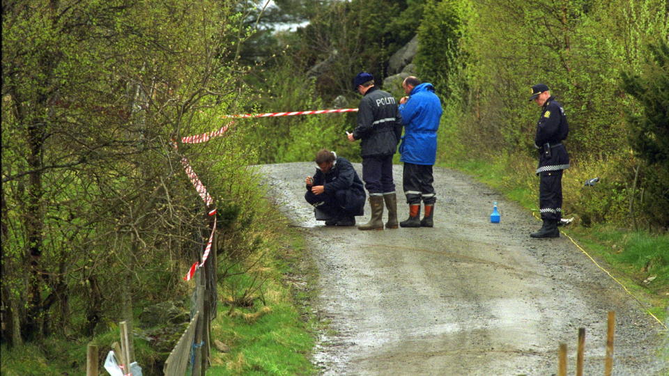 �STEDET: Her er politiet p� �stedet i 1996. N� er det satt i gang ny etterforskning i saken. Foto: Bj�rn Langsem/Dagbladet