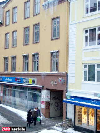  Intetanende personer passerer under flere enorme istapper i Oslo. Leserfoto/2400