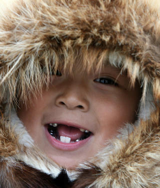 HAR LAV LAKTOSETOLERANSE: Inuittene har over lang tid f�tt i seg lite melkeprodukter fordi de har spist annen mat. De har fortsatt lav laktosetoleranse. Dette er seks �r gamle Richard Weyiouamma i landsbyen Inupiat Eskimos i Alaska. Foto: AFP/GABRIEL BOUYS
