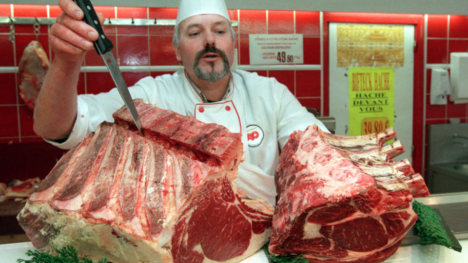 EN KJ�TTRIK DIETT: Hva steinalderdietten best�r av varierer nok noe, men mange mener kj�tt er en viktig ingrediens. Her viser en fransk slakter fram varene i en butikk i Paris. Foto: AP/Michel Lipchitz