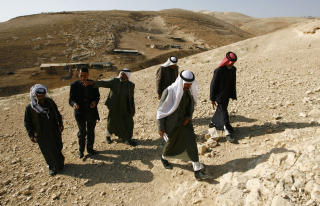 MELK VIKTIG FOR BEDUINER: Unders�kelser viser at beduinene i Sahara overlevde p� kamelmelk. Beduinene har derfor h�y toleranse for melkesukker. Foto: AFP/AHMAD GHARABLI