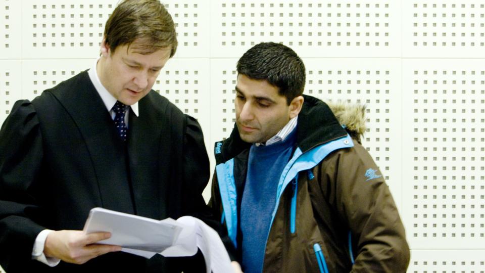 FORN�YD:  Forsvarer  Jon Christian Elden og voldsd�mte Arfan Bhatti f�r ankesaken mot Bhatti startet i Borgarting lagmannsrett i Oslo mandag. I ettermiddag kom kjennelsen. Foto: Terje Bendiksby / SCANPIX