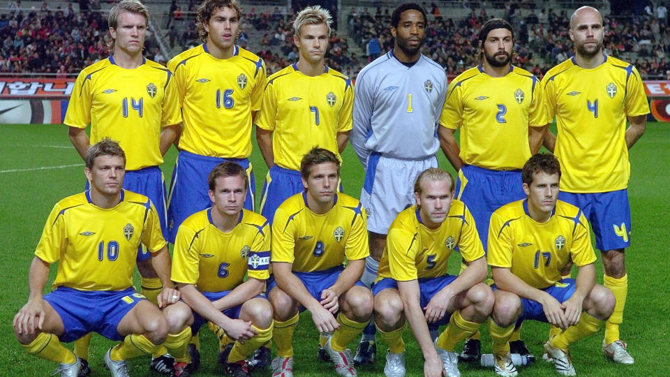 INTERNASJONAL ERFARING: Fredrik Risp (nr. 14) har to landskamper for Sverige, og skal erstatte skadde Pontus Segerstr�m i Stab�k fram til sommeren.Foto: SCANPIX/AP Photo/Ahn Young-joon
